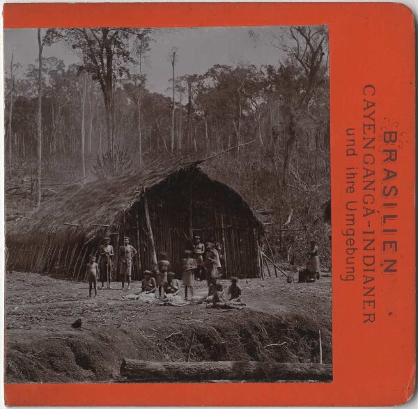 Groupe de personnes devant une cabane