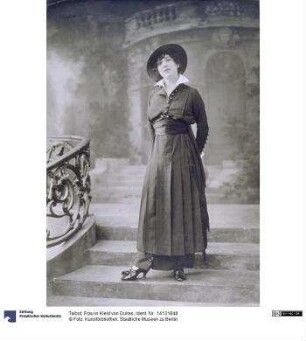 Frau in Kleid von Dukes