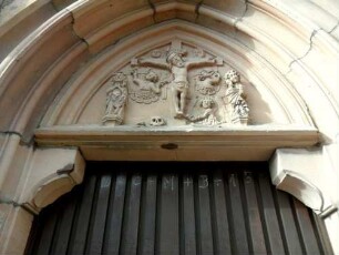 Stadtkirche-Kirchturm von Osten - Erdgeschoß-Renaissanceportal - Bogenbereich mit Tympanon (rekonstruiert) im Detail
