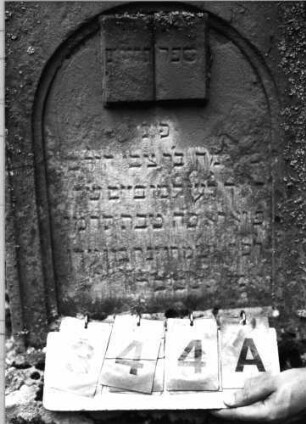 Grabstein 344 (Index: 99789509) Material: Sandstein Zustand: stärker verwittert mit leichtem Textverlust Maße HxBxT: 133x49x14 cm Symbolik: aufgeschlagenes Buch mit Inschrift: Psalmenbuch; florale Motive: Grabstein 344A