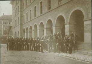 Offizierskorps (sechsundfünfzig Personen) des Regiments vor Arkaden der grossen Infanterie-Kaserne, Garnison Stuttgart