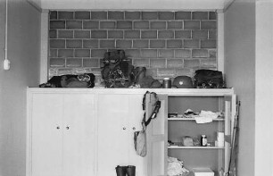 Zweiter Weltkrieg. Niederlande unter deutscher Besatzung. Unterkunft deutscher Wehrmachtsangehöriger (wohl bei Den Haag). Dreiteiliger Herrenschrank. Teilansicht mit geöffneter Tür und Marschgepäck