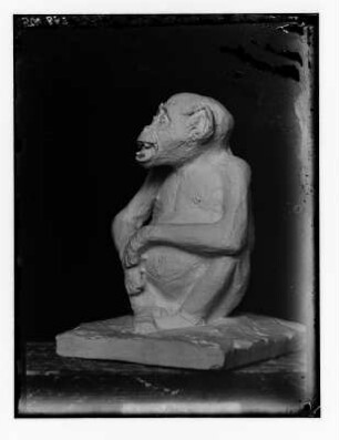 Sitzender Affe : Sitzender Affe. Gipsmodell für Bronze; Höhe 10 cm (1920/1940; E. Richter)