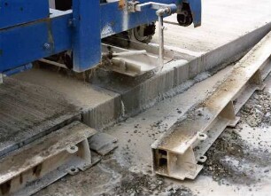 Einbau der Betonfahrbahndecke, Fugenschneiden