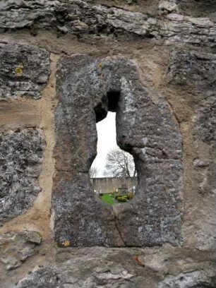 St Michael-Schlüssellloch-Scharte Kirchhofmauer Süd nahe Torbogen im Detail von Ortsseite