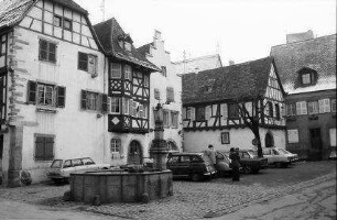 Eguisheim: Platz mit Brunnen