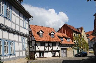 Altstadtsanierung in Halberstadt : Bei alliierten Bombenangriffen wurde die Fachwerkstadt am nördlichen Harzrand am 8. April 1945 zu 82 Prozent zerstört. Erst nach 1990 wurde die Innenstadt wieder aufgebaut, wurden viele alte Häuser saniert. Bild: Gasse in der Altstadt. Aufgenommen in Halberstadt im Mai 2008