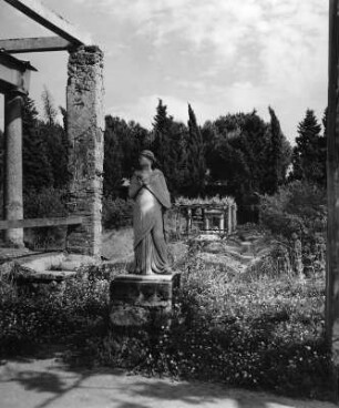 Pompeji. Domus di Marcus Loreius Tiburtinus. Garten mit Statue (Diana? von 100ante/79)
