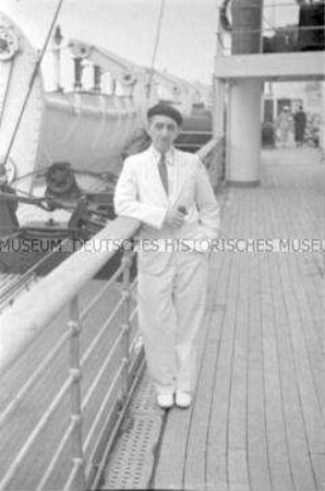 Passagier an Deck des Hochseepassagierdampfers "Bremen", an der Rehling lehnend