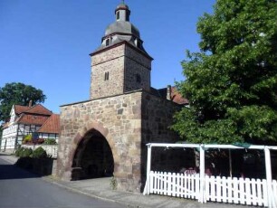 Ansicht von Nordosten mit Kirchturm (romanischer Chorturm) über Kammertor (Erdgeschoß mit Durchfahrt erhalten)