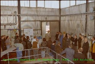 Besuchergruppe in einer unbekannten Technikumshalle