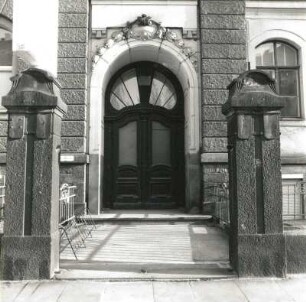 Dresden-Pieschen, Wurzener Straße 5. Schule (Ärztehaus) (um 1900). Portal und Torpfeiler