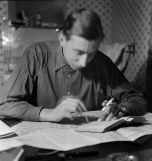 Franz Prinz zu Sayn-Wittgenstein bereitet mit Bleistift und Guide Blue die Tagesroute vor (Aufnahme im Rahmen der Fotokampagne im besetzten Frankreich)