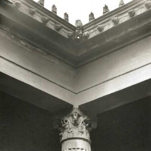 Pompeji. Haus der silbernen Hochzeit. Compluvium. Detail: Fries