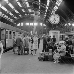Leipzig. Hauptbahnhof. Reisende auf einem Bahnsteig wartend