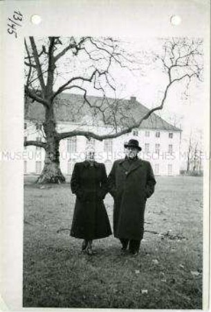Wilhelm Pieck mit Elly Winter beim Spaziergang im Park von Schloss Niederschönhausen