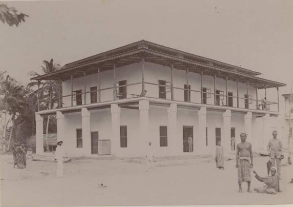 Bâtiment, devant des locaux et des Européens