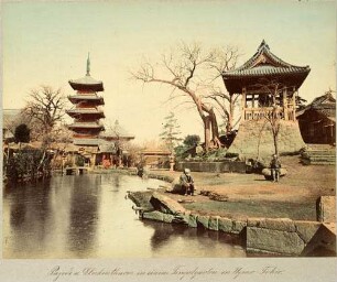 Pagode und Glockenturm in einem Tempelgarten in Ueno, Tokio