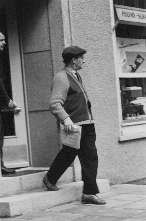 Niesky. Ein Mann beim Verlassen eines HO-Industriewarenladens "Foto - Optik"