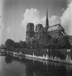 Blick auf die Notre-Dame von Südosten, im Vordergrund die Seine (Aufnahme im Rahmen der Fotokampagne im besetzten Frankreich)