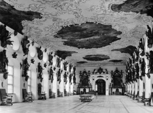 Wolfegg. Schloss Wolfegg (1578-1586, J. Schwartzenberger 1646/1655, 1689, 1760). Rittersaal im Obergeschoß des Südflügels mit Schnitzfiguren-Ahnengalerie und Deckengemälde (1760, F. G. Hermann)