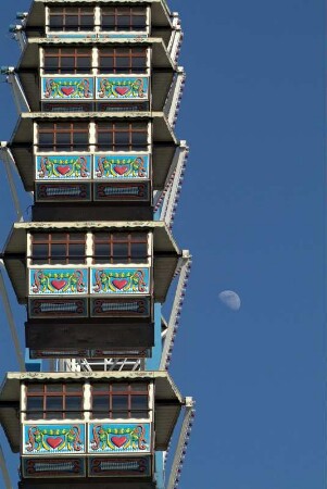 Riesenrad-Gondeln auf dem Hamburger Volksfest Fruehlings-Dom, dahinter der Mond. 03.2007
