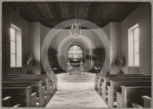 Chor der Friedhofskapelle Reichenbach mit Altar