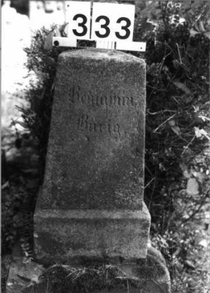 Grabstein 333 (Index: 100085185) Maße HxBxT: 70x32x20 cm Beschreibung: Obelisk, Sockel: Grabstein 333