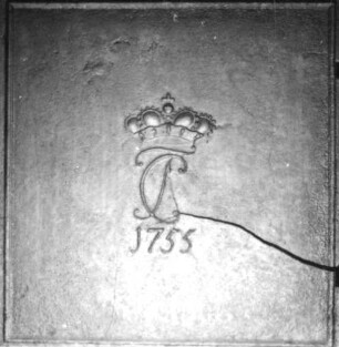 Ofenplatte mit Krone und Monogramm
