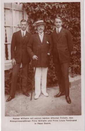 Kaiser Wilhelm mit seinen beiden ältesten Enkeln, den Kronprinzensöhnen Prinz Wilhelm und Prinz Louis Ferdinand in Haus Doorn