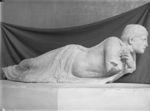 Westgiebel, A: Liegende Frau