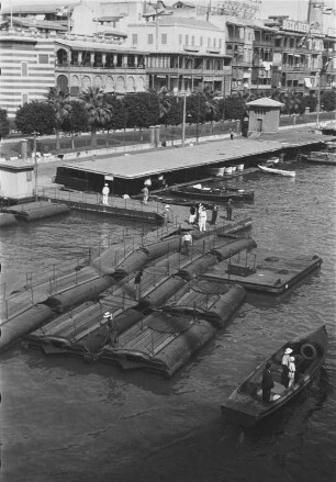 Pontonbrücke auf dem Sueskanal : Zusammengelegte Pontonbrücke am Kai von Port Said. Im Hintergrund Häuser der Stadt