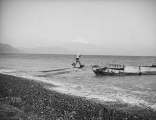 Fischerboot am Strand : Fischerboot am Strand. Im Hintergrund Fuji-san