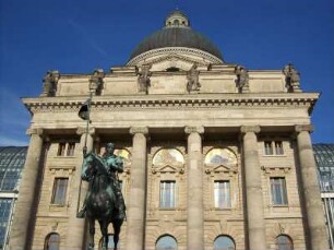 München: Bayerische Staatskanzlei mit Reiterstandbild des Otto von Wittelsbach