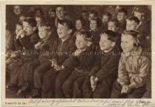 Kinder vor einem Kasperle-Theater