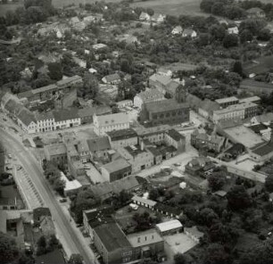 Altstadtkern. Blick über Gubener Straße, Markt mit Rathaus und Stadtkirche sowie Festungsturm