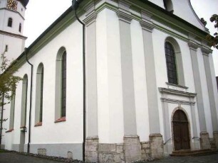 -Langhaus von Nordwesten-Barocker Neubau 1787 mit in der Basis vermauerten Römischen (Spolien) Reliefsteinen (vormaliger Chor zuvor Römischer Merkurtempel) in Übersicht