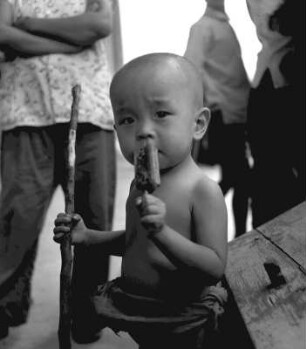 Lotosteich, Junge mit Eis am Stiel : Chengdu (China). Lotosteich, Junge mit Eis am Stiel