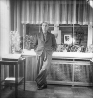 Becher, Johannes R. (1891-1958, Dichter). Aufnahme in seinem Arbeitszimmer, Berlin (Ost), 17.02.1946