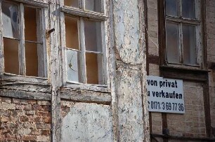 Quedlinburg - Bauruine im Stadtzentrum : Desolates Haus am Klink zu verkaufen 2006, aufgenommen in Quedlinburg