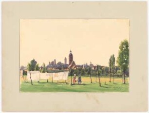 Stadtansicht Eilenburg: Perspektivische Ansicht: im Vordergrund auf einer Wiese zwei Frauen mit Wäschekorb und Wäsche auf Leine, im Hintergrund die Eilenburger Stadtsilhouette mit Kirche