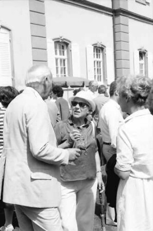 32. Tagung 1982 Physiker; Mainau: Ehepaar Schönbach in Rückansicht mit Frau Pragher