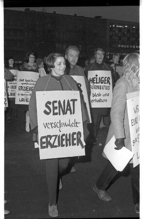Kleinbildnegativ: Protest-Demonstration von Erzieher*innen, 1969