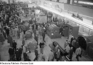 Exponate der Vereinigung Volkseigener Betriebe des Elektromaschinenbaus (VEM) auf der Leipziger Herbstmesse 1954