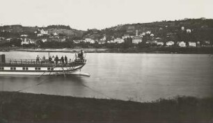 Dresden-Blasewitz. Blick vom Blasewitzer Ufer über die Elbe nach Nordosten mit Bug eines Dampfers gegen Loschwitz