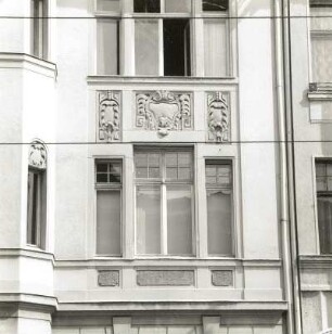 Cottbus. Wohnhaus, Schwanstraße 11/Ecke Bahnhofstraße. Anfang 20. Jahrhundert. Fenster (1. OG, Bahnhofstraße)