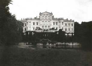 Putbus. Schloß (nach 1825; J. G. Steinmeyer und W. Steinbach 1867; J. Panelt 1867-1872). Gartenseite über den Schloßteich
