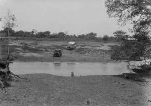 Am Fluss : Stopp de Autos vor einem Fluss.