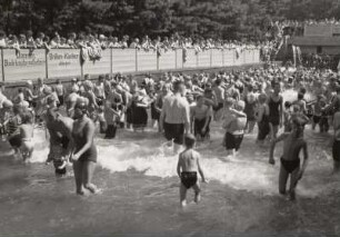 Bilzbad (Freibad) : Badegäste im Wellenbad