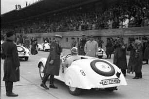 Avus-Rennen: Korpsführer Hühnlein begrüßt No. 8 H. v. Walther und Croneck
